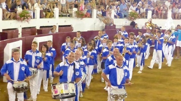 EN BLEU ET BLANC - Tenue de rigueur pour 4 jours de fête à Soustons